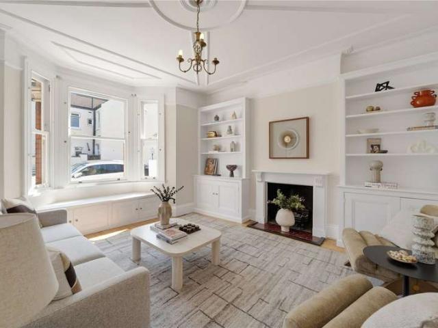 Flat for sale in Clapham Junction, Greater London