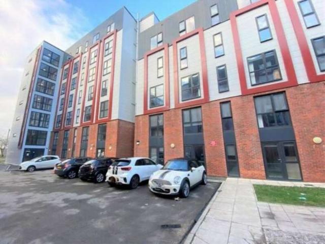 Flat for sale in Calderstones