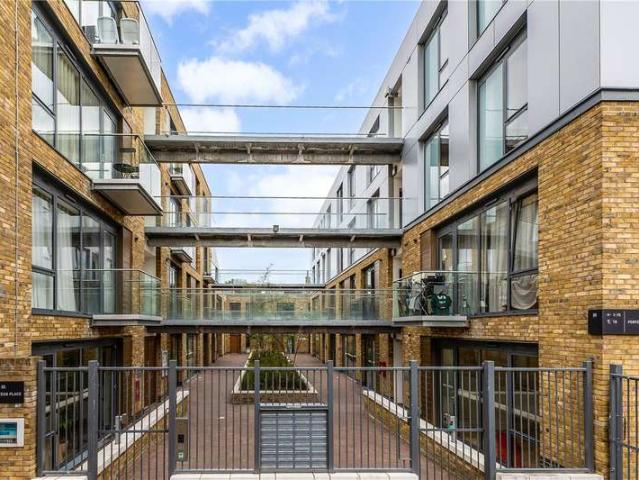 Flat for sale in Clapham, Greater London