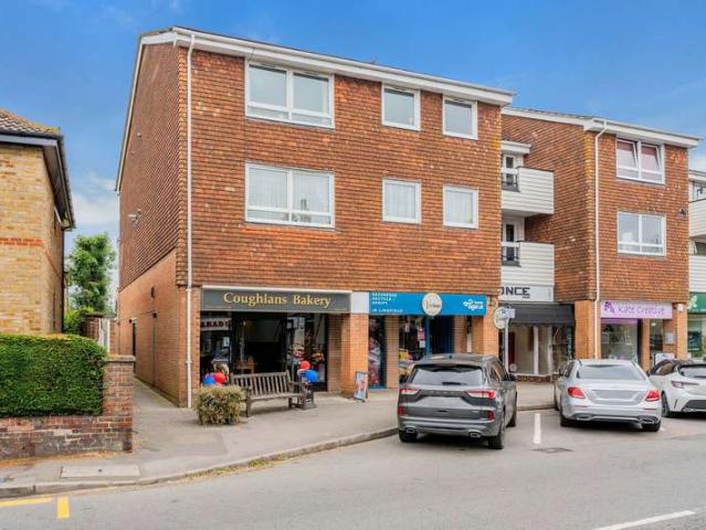 Flat for sale in Hillview, Surrey