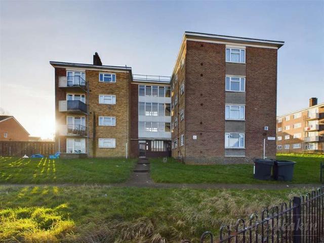 Flat for sale in London Borough of Croydon, Forestdale
