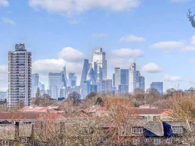 Flat for sale in Bromley-by-Bow, Poplar Grove