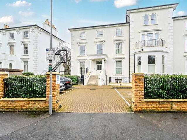 Flat for sale in Surbiton, Greater London