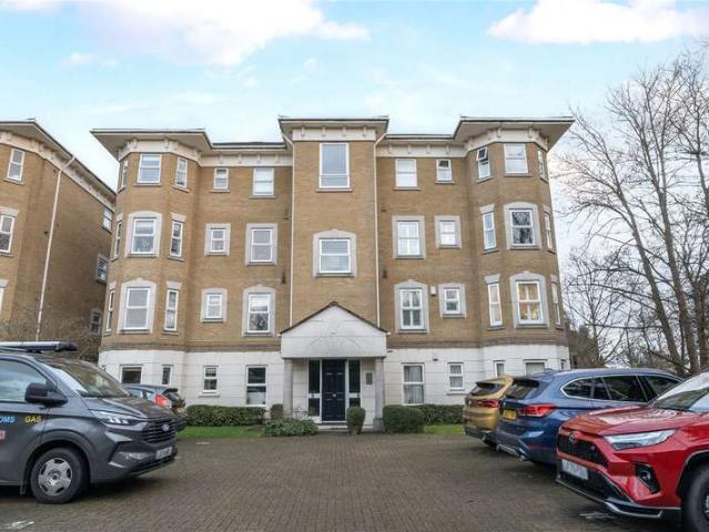 Flat for sale in Surbiton, Greater London