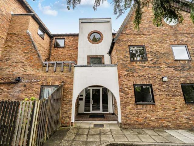 Flat for sale in Northwood, Greater London