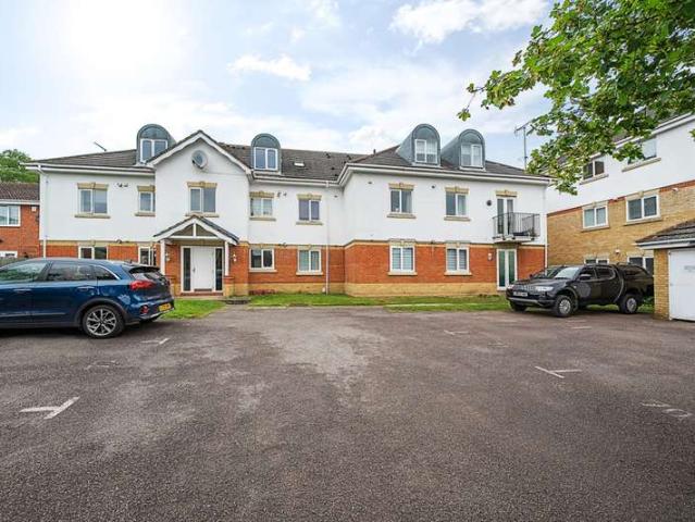 Flat for sale in Watford, Croxley Green