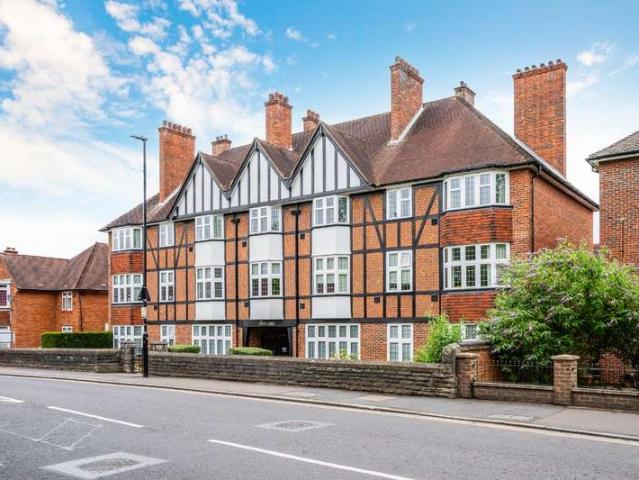 Flat for sale in Woodcote, Epsom