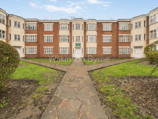 Flat for sale in New Southgate, Greater London