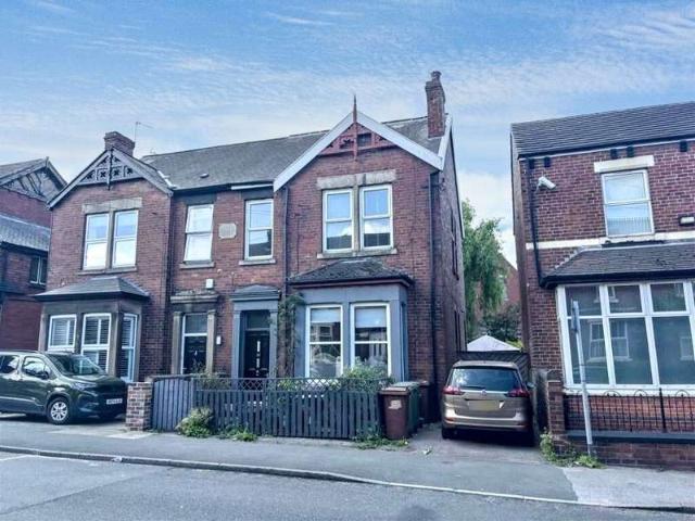 Flat for sale in Red Hill, Wakefield