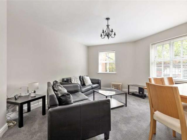 Flat for sale in Furzedown, Greater London