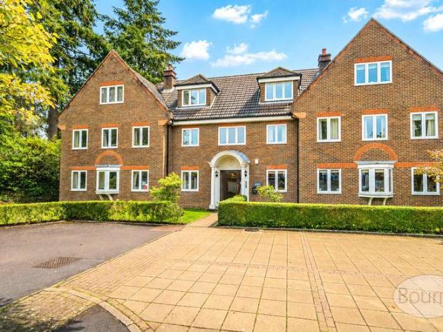Flat for sale in Fole, Surrey
