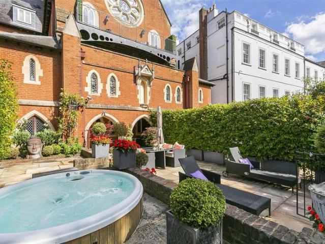 Flat for sale in Mill Hill, Greater London
