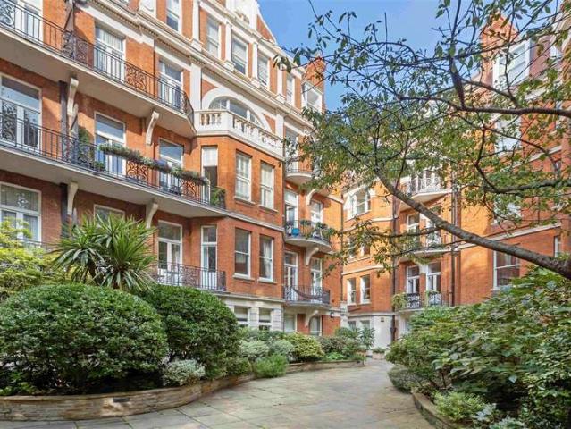 Flat for sale in West Kensington, Greater London