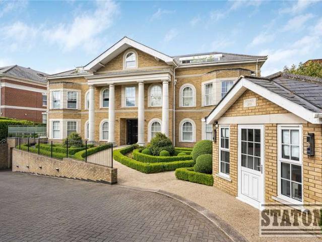 Flat for sale in Cockfosters, Greater London