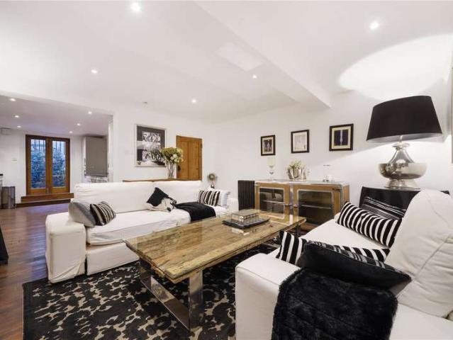 Flat for sale in Islington, Greater London