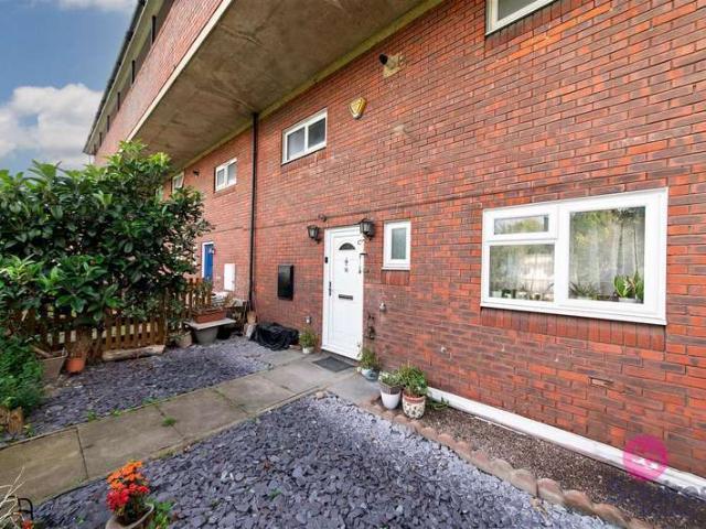 Flat for sale in Finchley, Greater London