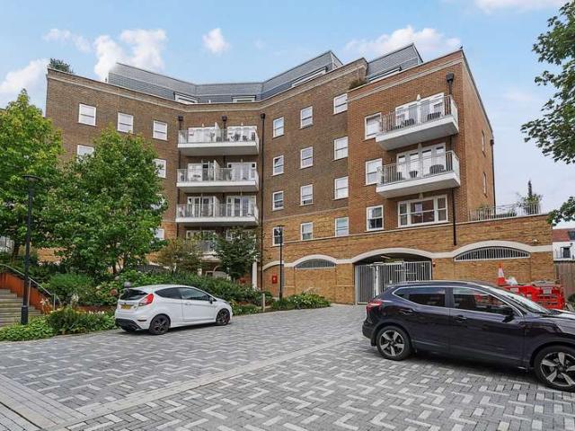 Flat for sale in Limpsfield, Tandridge