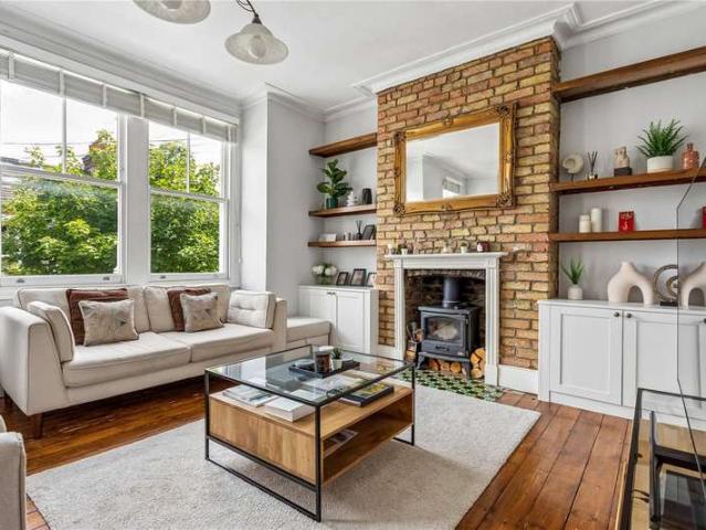 Flat for sale in Furzedown, Greater London