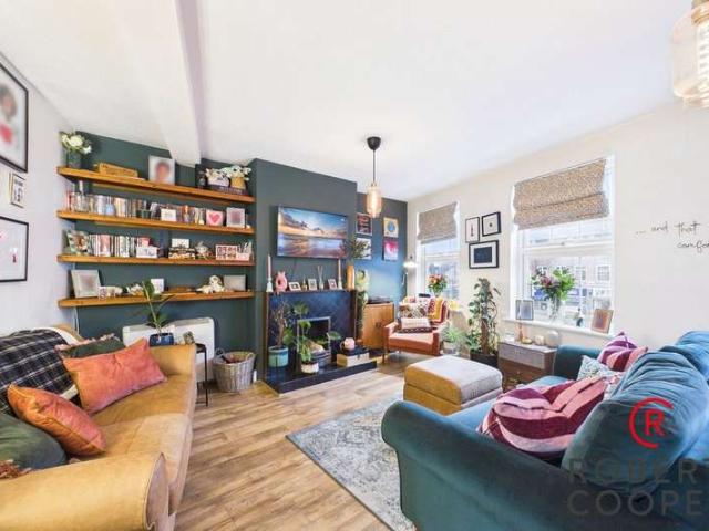 Flat for sale in Eastcote, Greater London