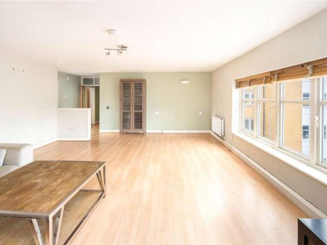 Flat for sale in Hackney Wick, Greater London