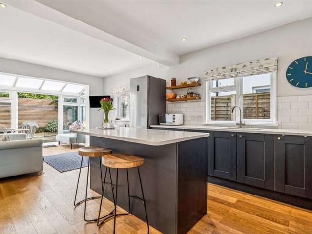 Flat for sale in Earlsfield, Greater London