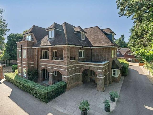 Flat for sale in Sheerwater, Woking