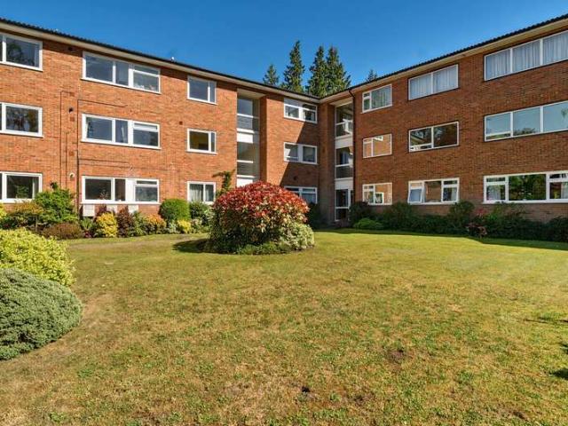 Flat for sale in Westborough, Surrey