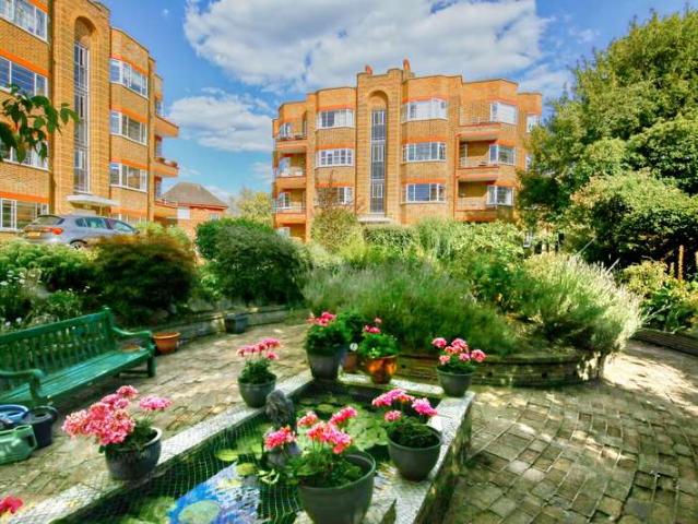 Flat for sale in Hampton Wick, Greater London
