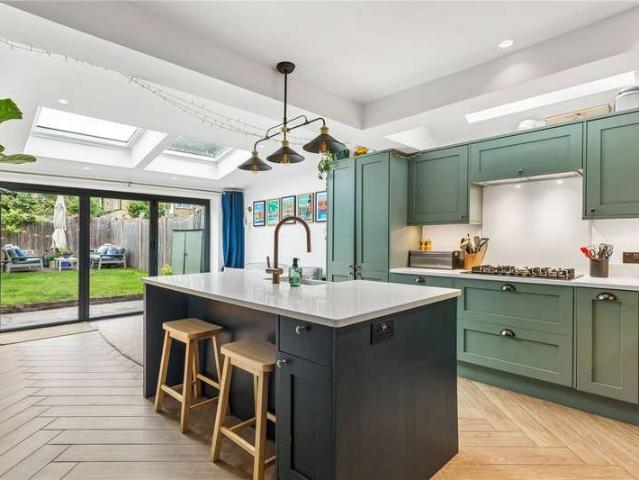 Flat for sale in Furzedown, Greater London