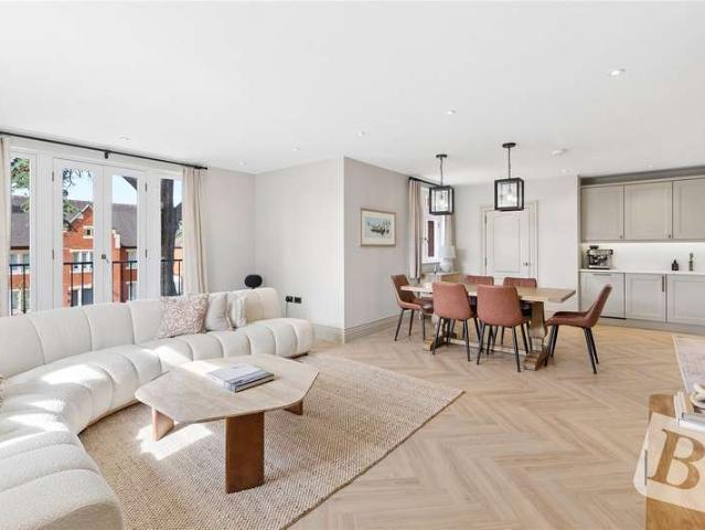Flat for sale in Upminster, Greater London