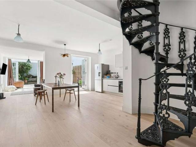 Flat for sale in Notting Hill, Greater London