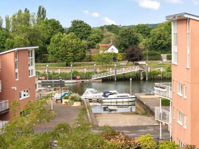 Flat for sale in Strawberry Hill, Greater London