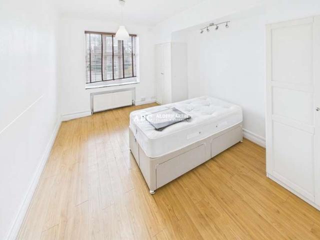Flat for sale in Hendon Central, Greater London