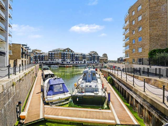 Flat for sale in Ratcliffe, Limehouse