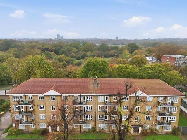 Flat for sale in Snaresbrook, Greater London
