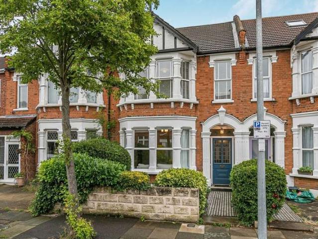 Flat for sale in London Borough of Redbridge, Greater London