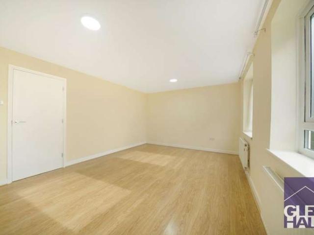 Flat for sale in Brunswick Park, Greater London