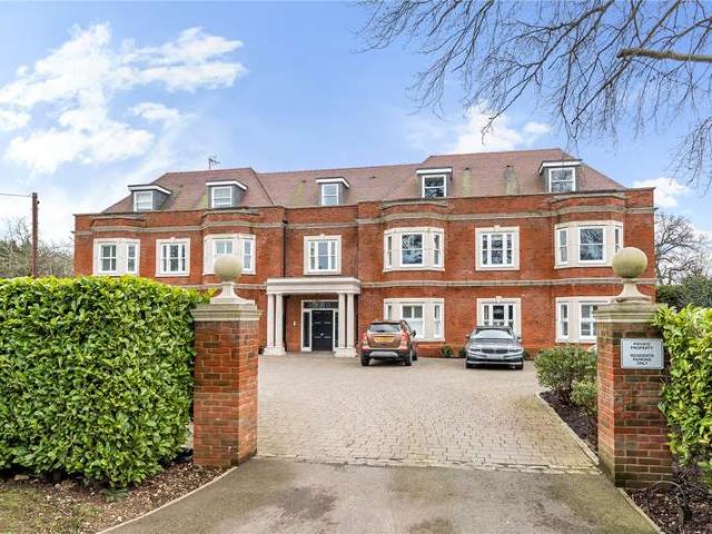 Flat for sale in Northwood, Greater London