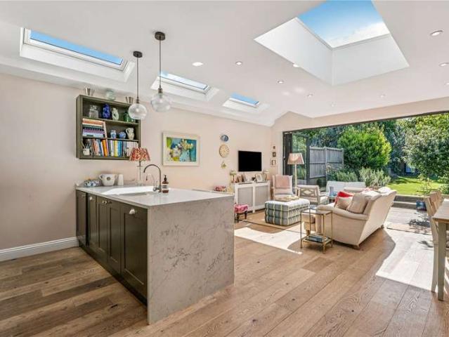 Flat for sale in Earlsfield, Greater London