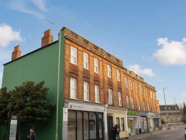 Flat for rent in Row Town, Surrey