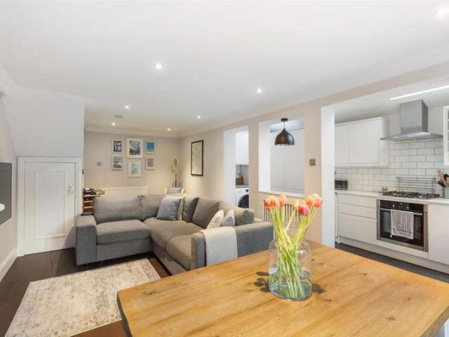 Flat for sale in Earlsfield, Greater London