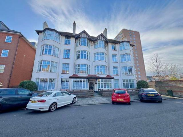 Flat for sale in Westcliff-on-Sea, Southend-on-Sea