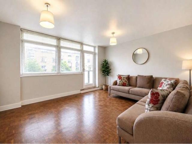 Flat for sale in Clapham, Greater London