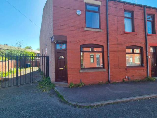 Cottage for rent in Scholes, Wigan