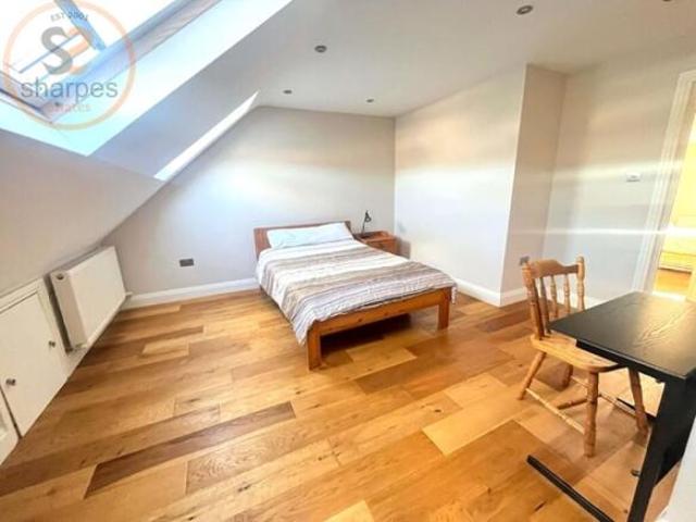 Flat for rent in London Borough of Merton, Raynes Park