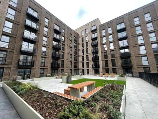 Flat for rent in South Lane, West Yorkshire