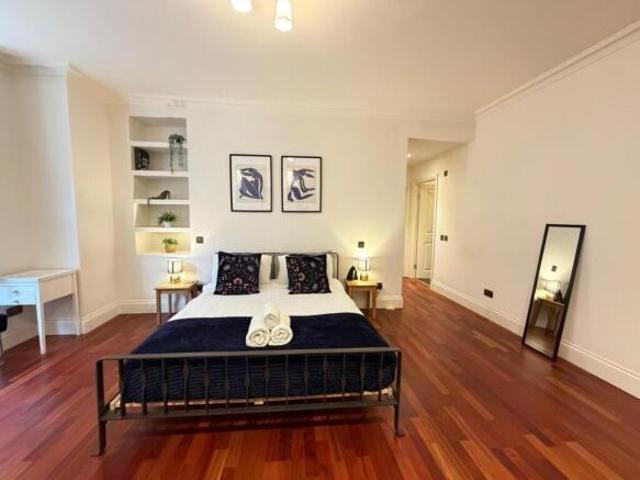 Flat for rent in Cat Hill, England