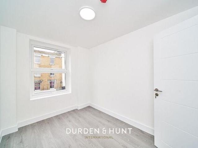 Flat for rent in Cat Hill, England