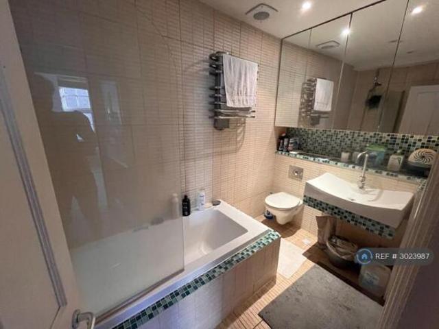 Flat for rent in Cat Hill, England