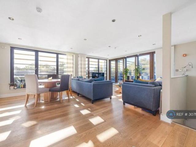 Flat for rent in Cat Hill, England